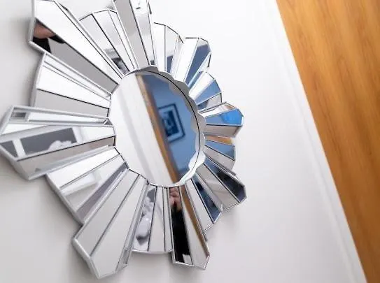 Valdeni * Leeds (West Yorkshire)